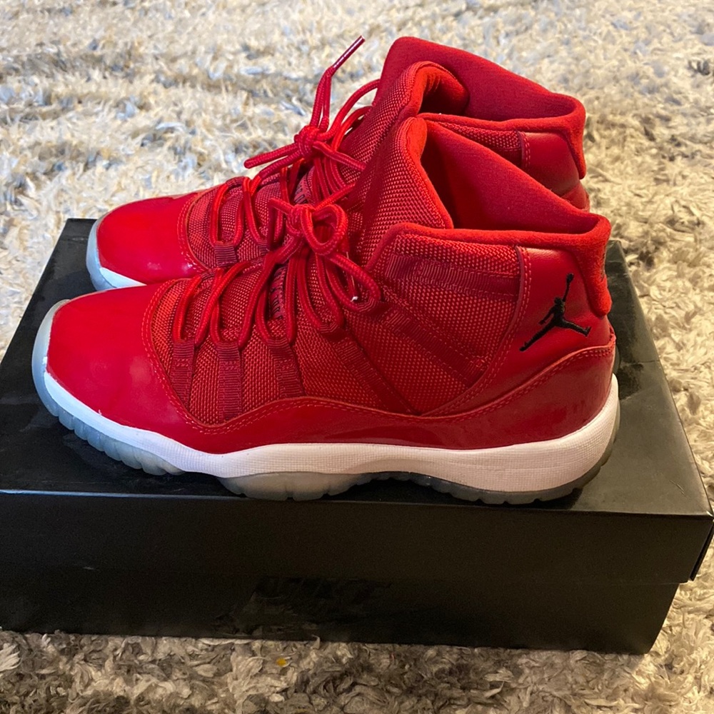 Jordan 11s win like 96’ size 5.5